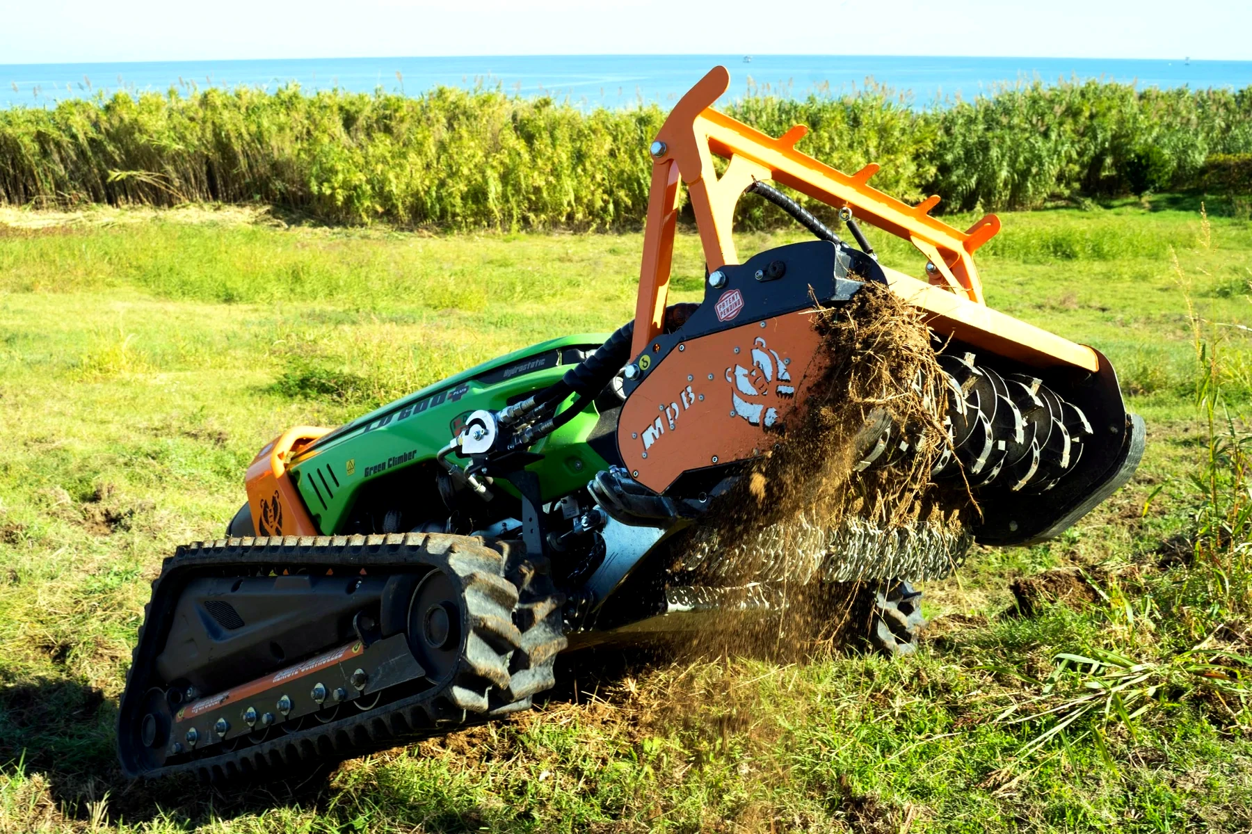 Forestry mulching head working through heavy vegetation